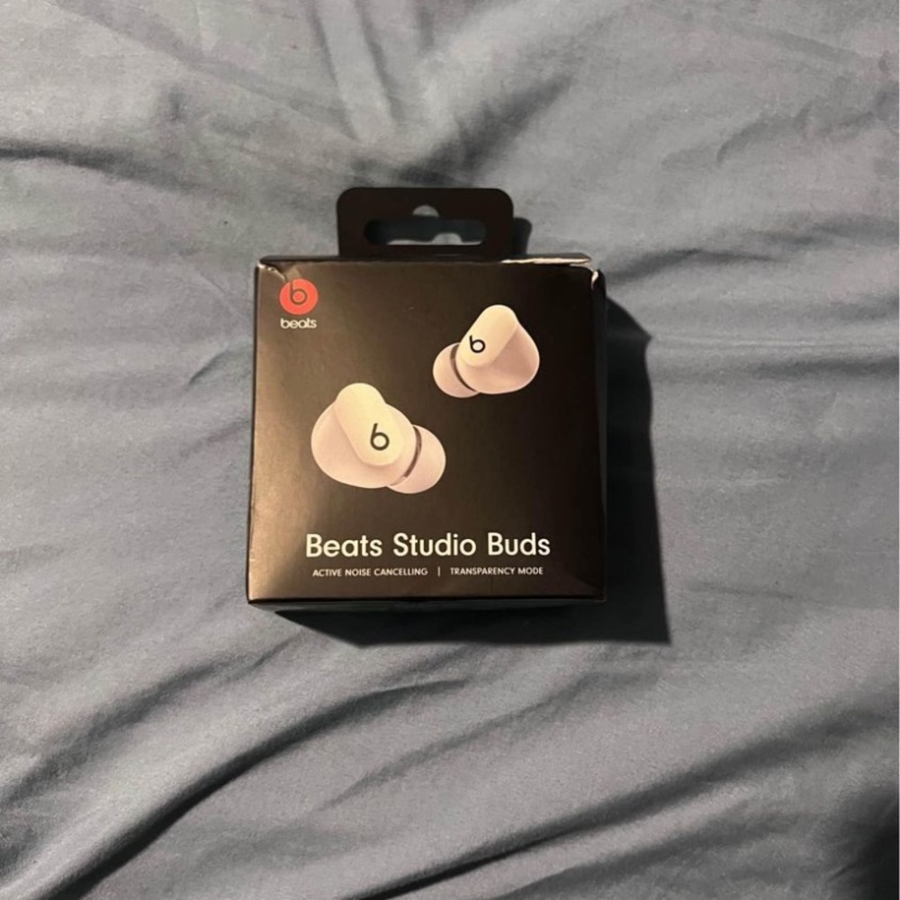 White beats headphones like brand new.
